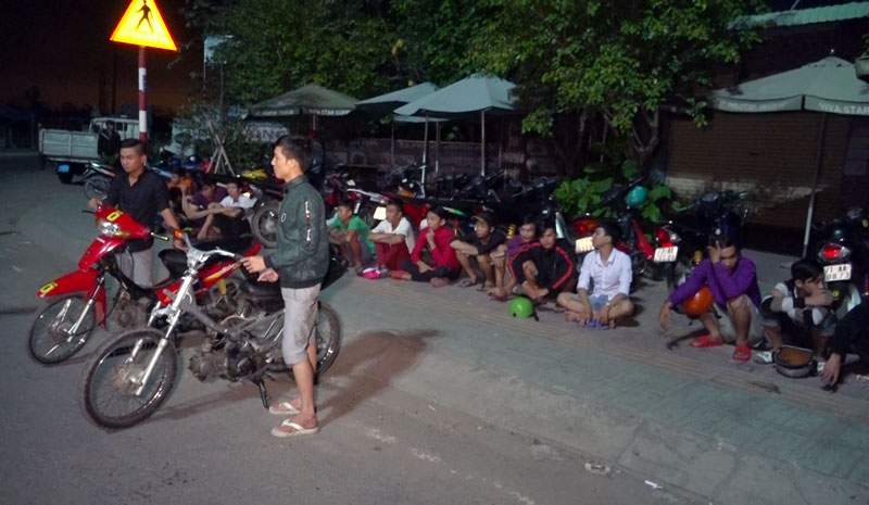 Các đối tượng tụ tập đua xe trái phép bị bắt giữ. Ảnh: B. Nhân