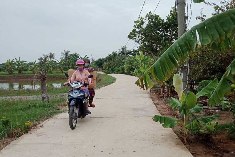  Đường nông thôn xã Thạnh Phước được xây dựng từ nguồn vốn vận động nhân dân đóng góp. Ảnh: H. Đức