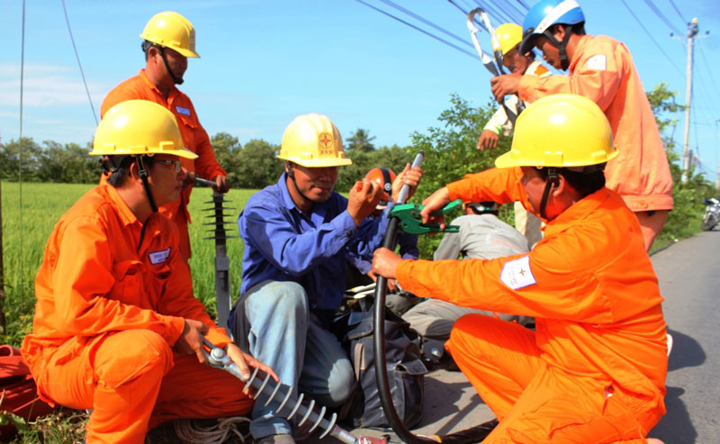 Đưa lưới điện về vùng sâu, vùng xa Thay đường dây điện tại xã An Ngãi Trung, huyện Ba Tri.