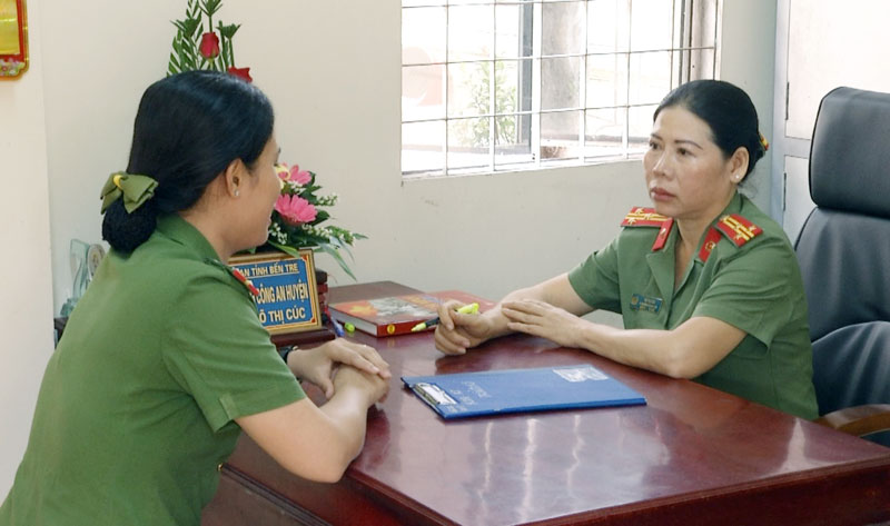 Thượng tá Võ Thị Cúc gương mẫu làm theo Bác Thượng tá Võ Thị Cúc (phải) đang trao đổi nghiệp vụ với đồng nghiệp.