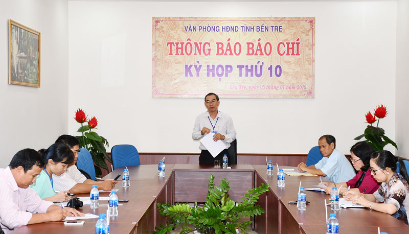 Chánh Văn phòng HĐND tỉnh Đặng Ngọc Anh chủ trì buổi họp báo.