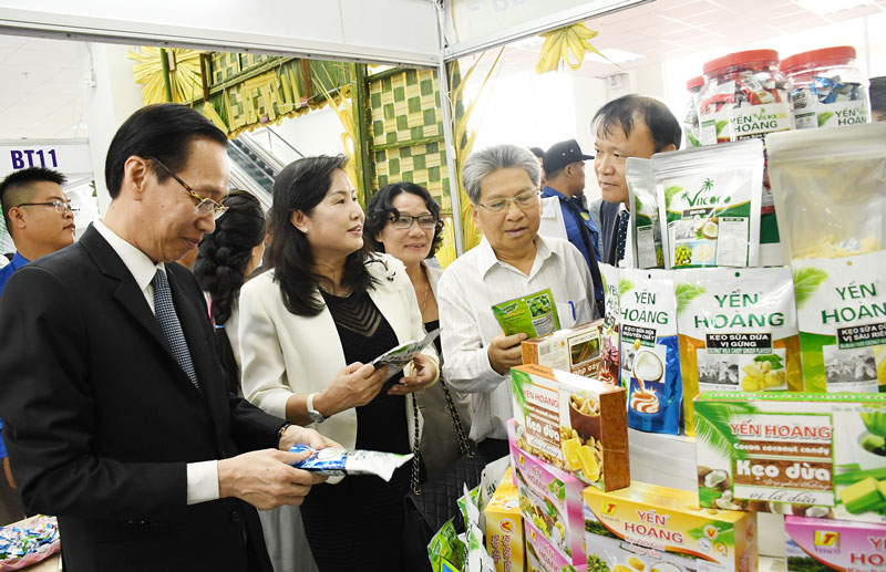 Thành phố tiên phong khởi nghiệp Giới thiệu đặc sản từ dừa của các doanh nghiệp ở TP. Bến Tre. Ảnh: Hữu Hiệp