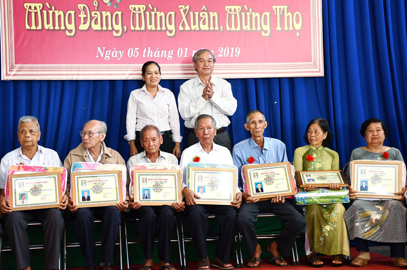 Phó trưởng ban Thường trực Ban Tuyên giáo Tỉnh ủy Bùi Văn Chương trao chứng nhận mừng thọ cho thành viên CLB Hưu trí tỉnh. Ảnh: H. Hiệp