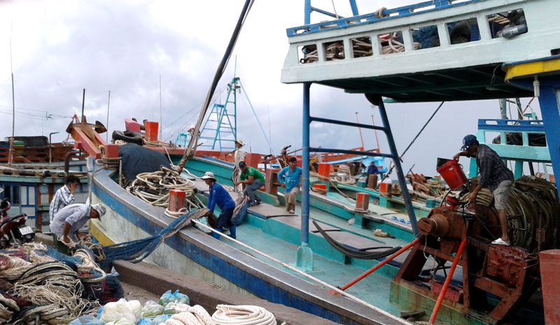 Xã  ven biển An Thủy đạt và vượt nhiều chỉ tiêu phát triển kinh tế Tàu đánh bắt xa bờ xã An Thủy chuẩn bị ra khơi. Ảnh: Đ. Chính
