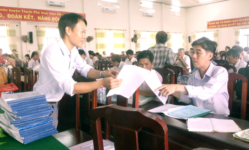 Kiểm tra hồ sơ. Ảnh: Văn Minh