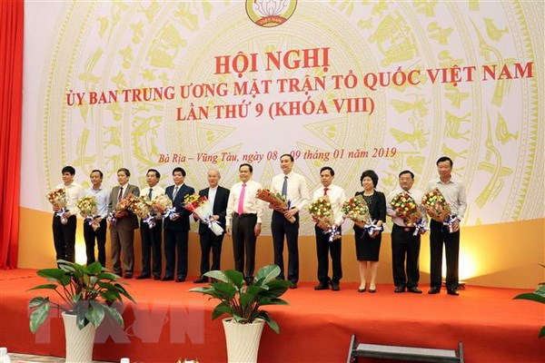 Chủ tịch Ủy ban Trung ương Mặt trận Tổ quốc Việt Nam Trần Thanh Mẫn chúc mừng các thành viên mới tham gia Ủy ban Trung ương MTTQ Việt Nam. Ảnh: Đoàn Mạnh Dương/TTXVN