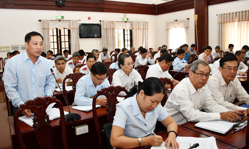 Nâng cao chất lượng tiếp công dân, giải quyết khiếu nại, tố cáo Các đại biểu trình bày tham luận tại hội nghị.