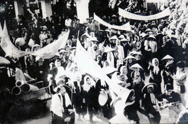 Bến Tre “Anh dũng Đồng khởi, thắng Mỹ, diệt ngụy”: Những bài học kinh nghiệm từ Đồng khởi Bến Tre 1960 Chính Trung ương về sau nêu vấn đề tổng công kích, tổng khởi nghĩa trên cơ sở ba mũi giáp công này, cũng là trên cơ sở kinh nghiệm thực tiễn của phong trào, mà trong đó cái phần đóng góp của Bến Tre là rất quan trọngn “Đội quân tóc dài” biểu tình trong phong trào Đồng khởi năm 1960. Ảnh tư liệu