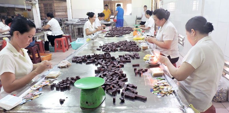 Nông thôn mới và việc giảm nghèo bền vững Nhiều chị em phụ nữ có việc làm góp phần tăng thu nhập, ổn định kinh tế, giảm nghèo bền vững.