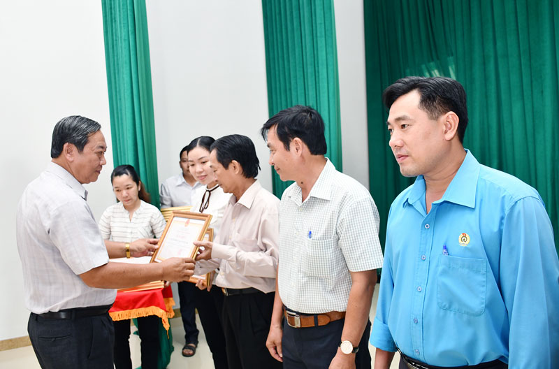 Phó chủ tịch UBND tỉnh Nguyễn Hữu Phước trao bằng khen của UBND tỉnh cho các cá nhân tiêu biểu.