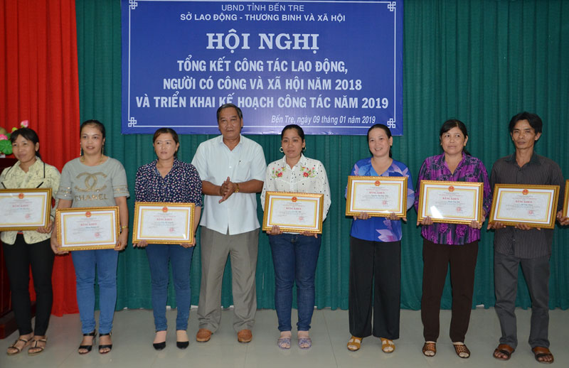 Phó chủ tịch UBND tỉnh Nguyễn Hữu Phước trao bằng khen của UBND tỉnh cho 10 hộ gia đình vượt khó vươn lên thoát nghèo bền vững năm 2018.