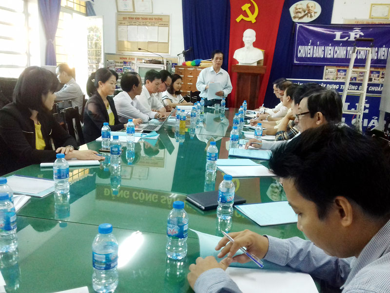 Phó giám đốc Sở GD & ĐT Lê Văn Chính đánh giá kết quả kiểm tra. Ảnh: Hoàng Loan