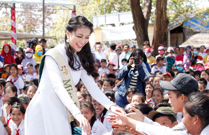 Hoa hậu Nguyễn Phương Khánh giao lưu với học sinh trên địa bàn xã Thạnh Hải, huyện Thạnh Phú.