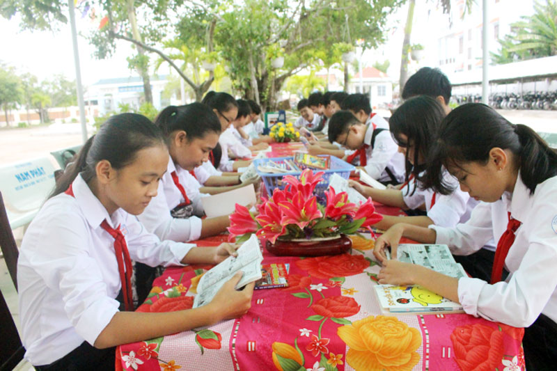 Học sinh đọc sách tại Thư viện Trường THCS Lê Hoàng Chiếu, huyện Bình Đại (Thành Lập).