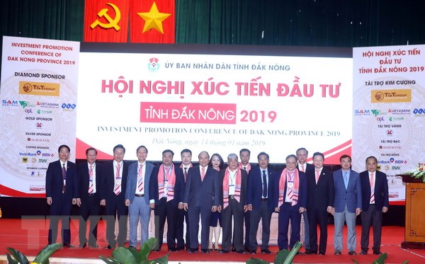 Thủ tướng Nguyễn Xuân Phúc, các đại biểu và các doanh nghiệp ký kết hợp tác đầu tư vào tỉnh Đắk Nông chụp ảnh chung. Ảnh: Thống Nhất/TTXVN