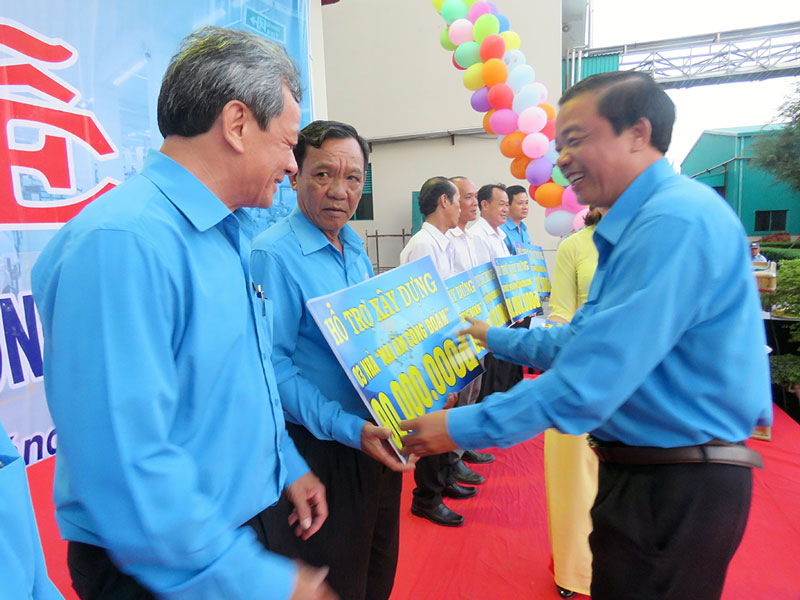 Chăm lo cho người lao động dịp Tết Nguyên đán Phó chủ tịch Liên đoàn Lao động tỉnh Huỳnh Văn Tấn trao bảng tượng trưng hỗ trợ kinh phí xây dựng nhà ở cho công đoàn viên. Ảnh: Tr. Quốc