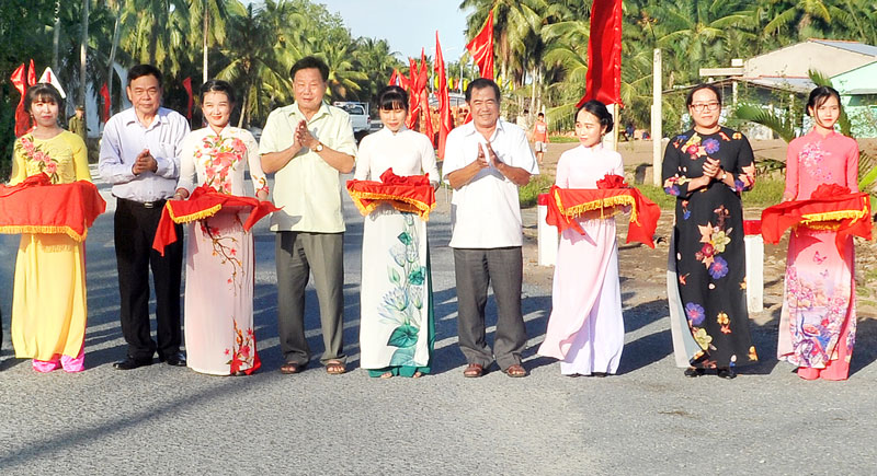 Bí thư Tỉnh ủy Võ Thành Hạo (thứ 2, trái sang) cùng các đại biểu cắt băng khánh thành cầu 17 tháng Giêng. Ảnh: Nguyễn Hải