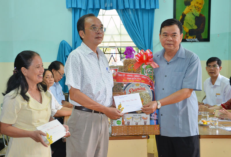Lãnh đạo tỉnh thăm Làng Trẻ em SOS, các trung tâm bảo trợ xã hội và Trường Nuôi dạy trẻ em khuyết tật Bí thư Tỉnh ủy Võ Thành Hạo thăm và chúc Tết Làng Trẻ em SOS.