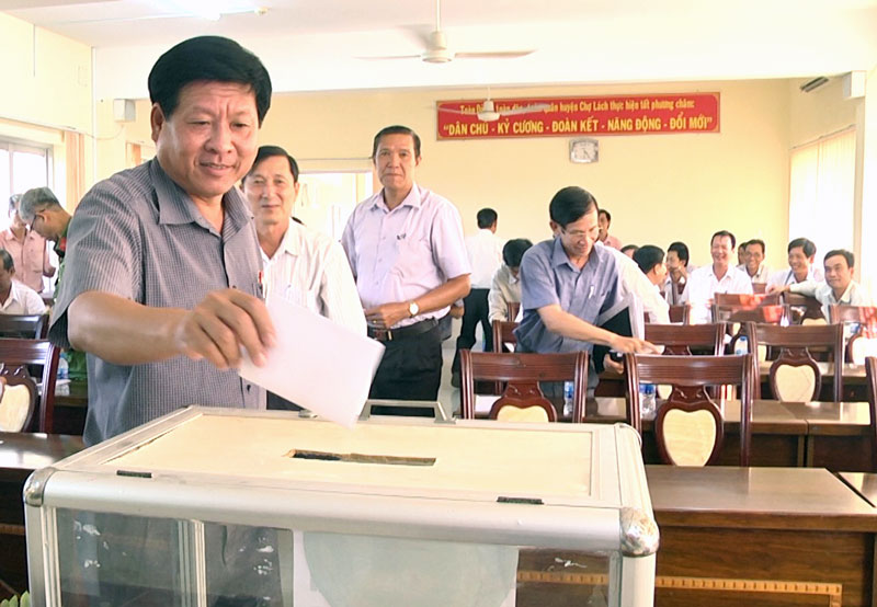 Chợ Lách bỏ phiếu công nhận xã Vĩnh Thành đạt chuẩn nông thôn mới Bỏ phiếu công nhận Vĩnh Thành đạt chuẩn nông thôn mới. Ảnh: Cao Khiết