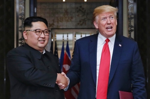Tổng thống Mỹ Donald Trump (phải) và Nhà lãnh đạo Triều Tiên Kim Jong-un tại Hội nghị Thượng đỉnh Mỹ-Triều ở Singapore tháng 6-2018. Ảnh: Reuters