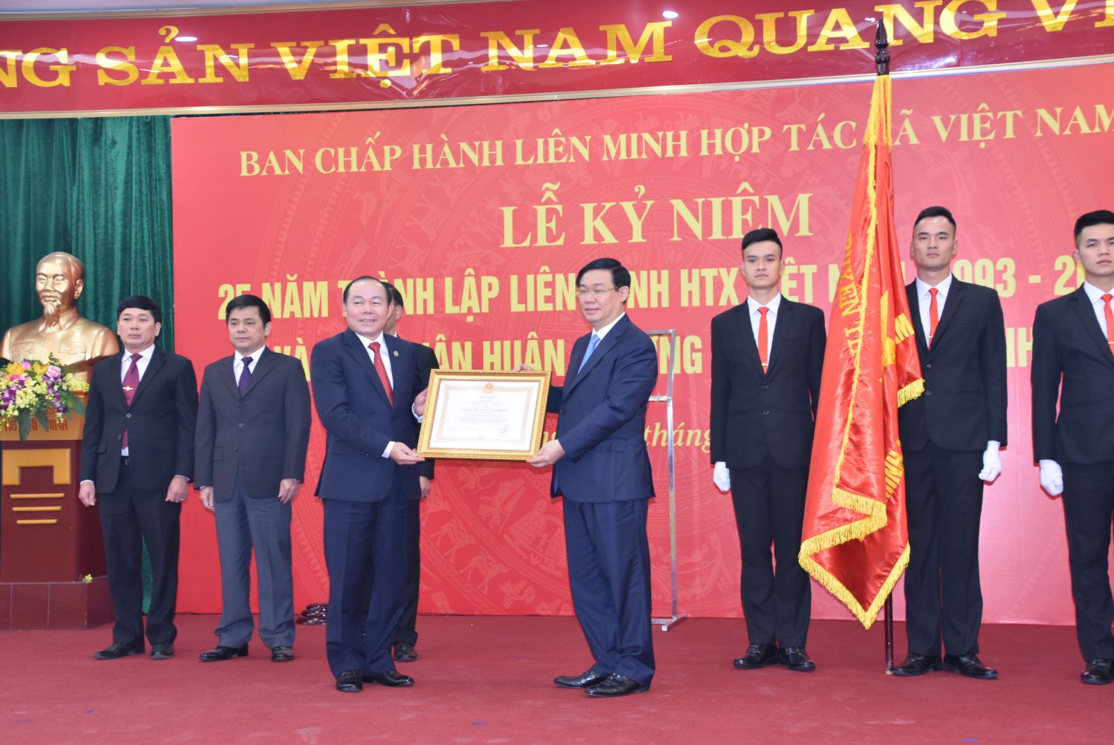 Phó thủ tướng Vương Đình Huệ trao Huân chương Lao động hạng Nhất cho Liên minh Hợp tác xã Việt Nam. Ảnh: VGP