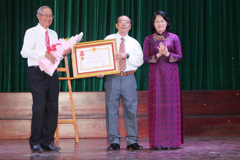 Phó chủ tịch nước Đặng Thị Ngọc Thịnh tặng Huân chương hạng Nhất cho Hội bảo trợ nạn nhân nghèo, người tàn tật và trẻ mồ côi tỉnh. Ảnh: Phan Hân