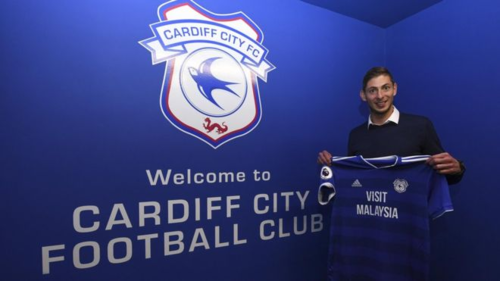 Sala trong buổi ra mắt tại Cardiff City. Ảnh: AFP