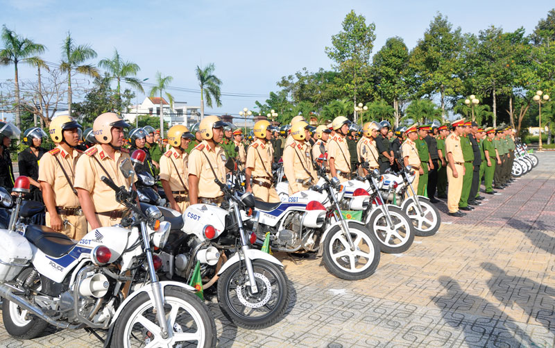 Ra quân thực hiện cao điểm  tấn công, trấn áp tội phạm và đảm bảo trật tự an toàn giao thông dịp Tết 2019. Ảnh: Anh Dũng