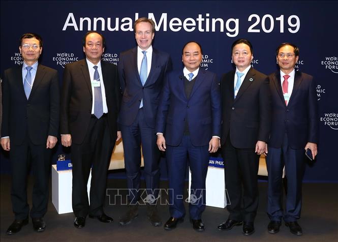 Thủ tướng Nguyễn Xuân Phúc, Chủ tịch WEF Borge Brende và các thành viên chính thức đoàn Việt Nam tham dự buổi đối thoại. Ảnh: Thống Nhất/TTXVN