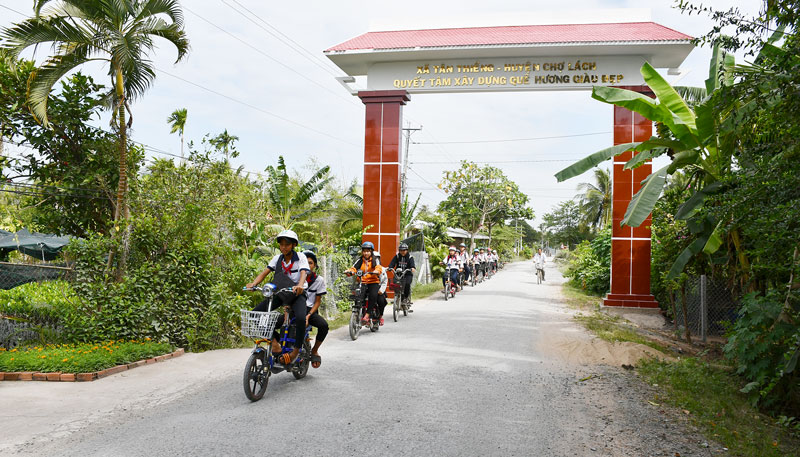 Tân Thiềng tiến lên xã nông thôn mới Đường vào trung tâm xã Tân Thiềng. Ảnh: H.Hiệp