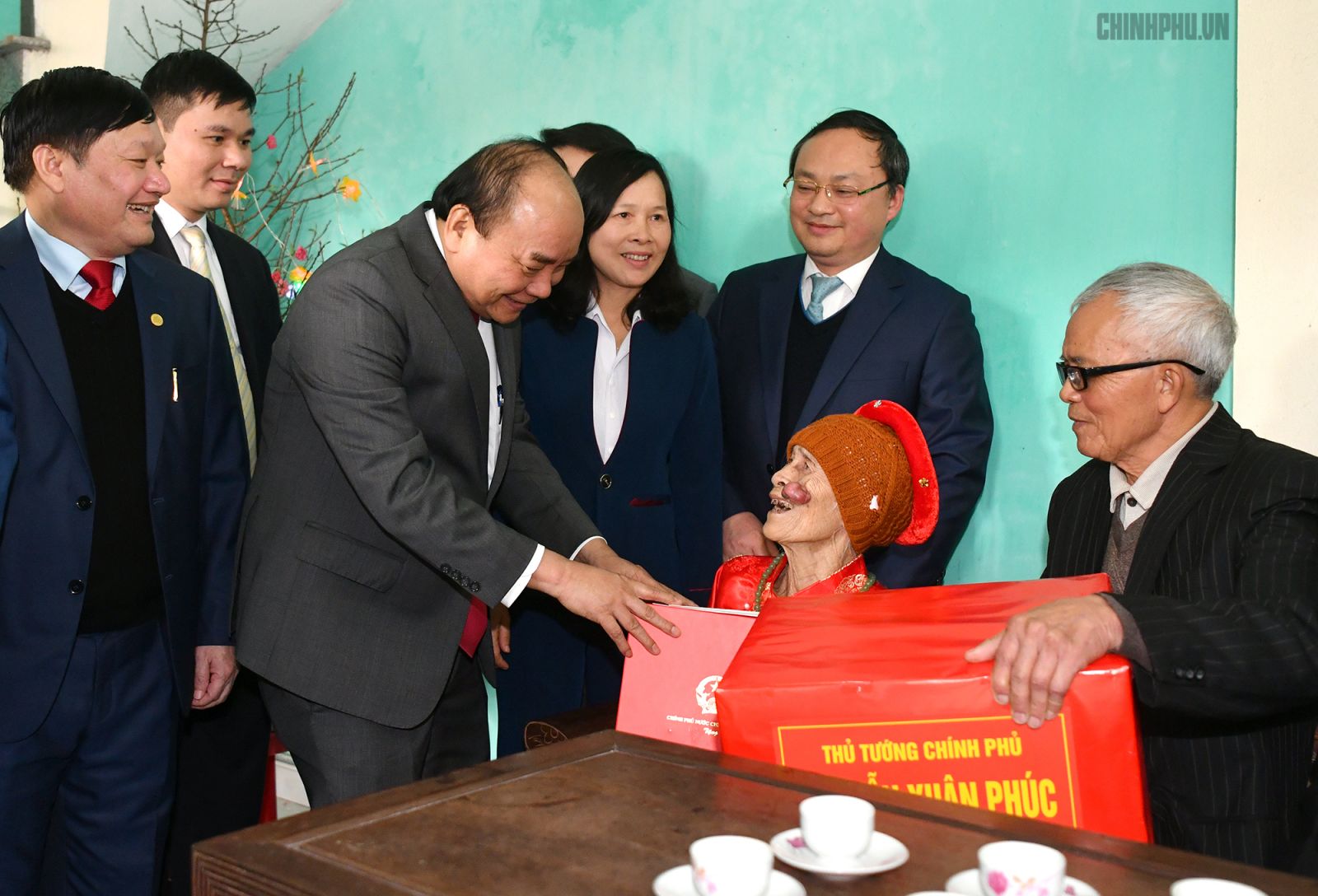 Thủ tướng thăm, tặng quà, chúc Tết Mẹ Việt Nam anh hùng Nguyễn Thị Hơn. Ảnh: VGP/Quang Hiếu