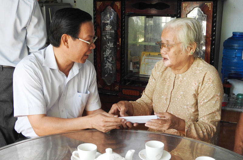 Phó bí thư Thường trực Tỉnh ủy Phan Văn Mãi (bên trái) đến thăm gia đình bà Phan Thị Trang ở xã Tam Phước, huyện Châu Thành.