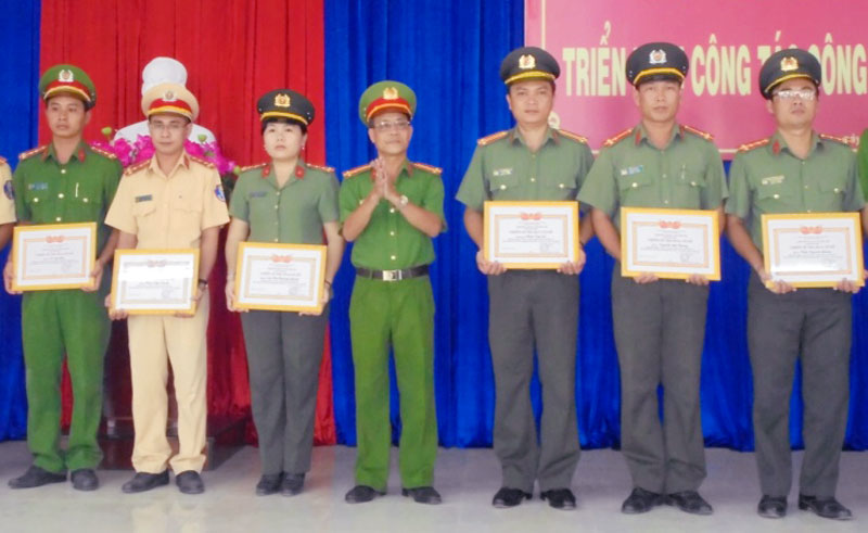 Trao thưởng tập thể, cá nhân đạt danh hiệu thi đua. Ảnh: Văn Minh