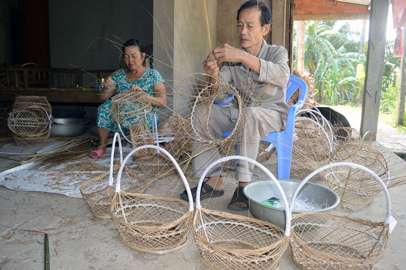 Nét đẹp làng nghề ngày Tết Nghề đan giỏ giải quyết thời gian nhàn rỗi. Ảnh: A. Nguyệt