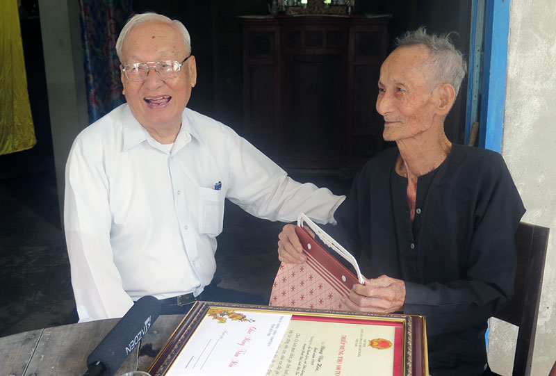 Cụ ông Đặng Văn Hóa, ở ấp Rạch Gừa, xã Phú Long, huyện Bình Đại nhận thiếp mừng thọ và quà của Chủ tịch nước.
