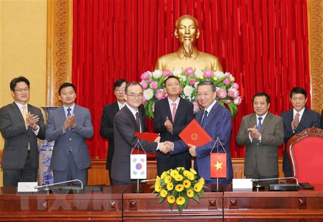 Việt - Hàn tăng cường hợp tác phòng, chống tội phạm xuyên quốc gia Đại tướng, Bộ trưởng Bộ Công an Tô Lâm và Viện trưởng Viện Công tố tối cao Hàn Quốc Moon Moo-il ký kết Bản ghi nhớ về hợp tác phòng, chống tội phạm xuyên quốc gia giữa Bộ Công an Việt Nam và Viện Công tố tối cao Hàn Quốc. Ảnh: TTXVN