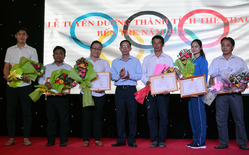 Các huấn luyện viên đạt thành tích cao trong huấn luyện được nhận bằng khen của UBND tỉnh. Ảnh: A. Nguyệt