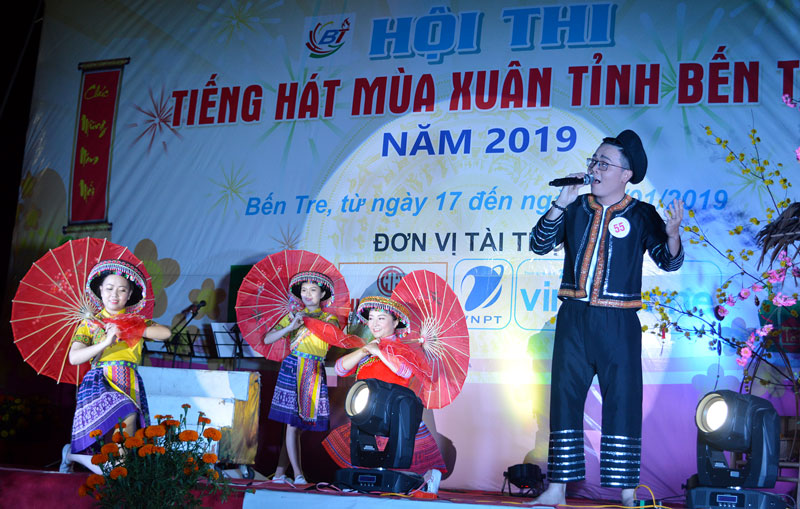 23 thí sinh vào vòng chung kết Hội thi “Tiếng hát mùa xuân 2019” Một tiết mục trình diễn trong đêm chung kết. Ảnh: A. Nguyệt