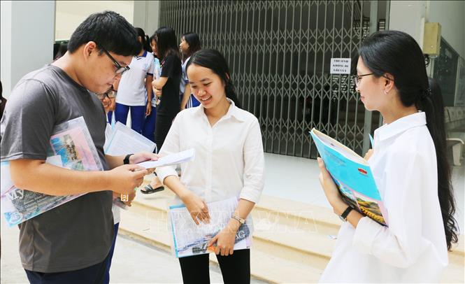 Các thí sinh Kỳ thi THPT quốc gia năm 2018, tại điểm thi trường THPT Long Xuyên, thành phố Long Xuyên, tỉnh An Giang. Ảnh tư liệu: Công Mạo/TTXVN