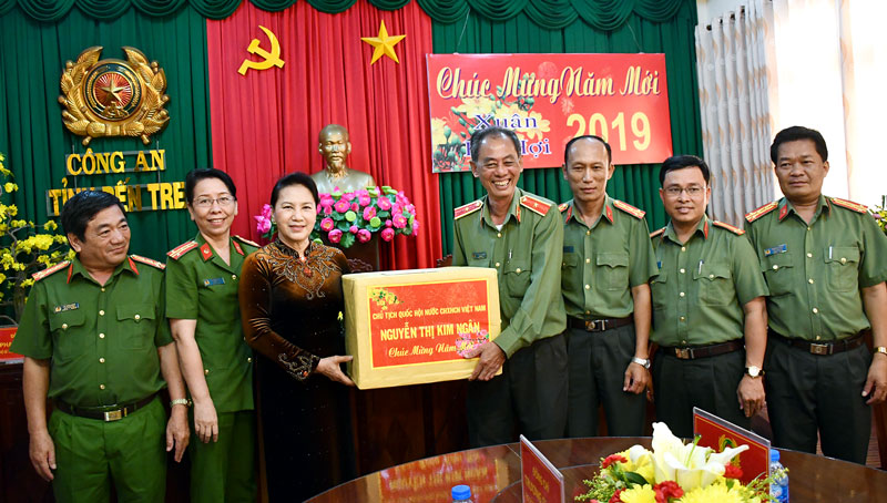 Chủ tịch Quốc hội Nguyễn Thị Kim Ngân thăm, chúc Tết tại Công an Bến Tre Chủ tịch Quốc hội Nguyễn Thị Kim Ngân trao quà cho ngành Công an.