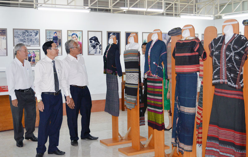 Khai mạc Hội Xuân Kỷ Hợi 2019 Các đại biểu tham quan trưng bày chuyên đề về Trang phục, trang sức phụ nữ Nam bộ. Ảnh: A. Nguyệt