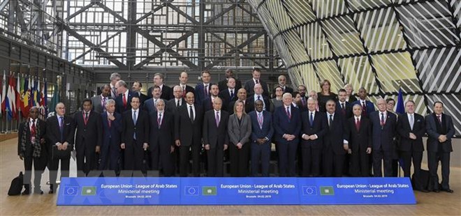Ủy viên EU phụ trách chính sách an ninh và đối ngoại Federica Mogherini (giữa) và các đại biểu tại hội nghị ngoại trưởng EU-AL ở Brussels , Bỉ ngày 5-2-2019. Nguồn: AFP/TTXVN