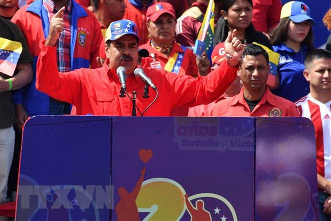 Venezuela công bố bằng chứng về âm mưu đảo chính, lật đổ chính quyền Tổng thống Venezuela Nicolas Maduro (giữa) phát biểu trước những người ủng hộ trong cuộc míttinh kỷ niệm 20 năm cuộc Cách mạng Bolivar, do cố Tổng thống Hugo Chavez khởi xướng, ở Caracas ngày 2-2-2019. Ảnh: AFP/TTXVN