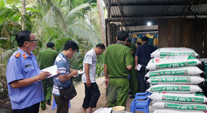 Khám nghiệm hiện trường vụ giết người tại xã Hòa Lộc, huyện Mỏ Cày Bắc. Ảnh: CTV