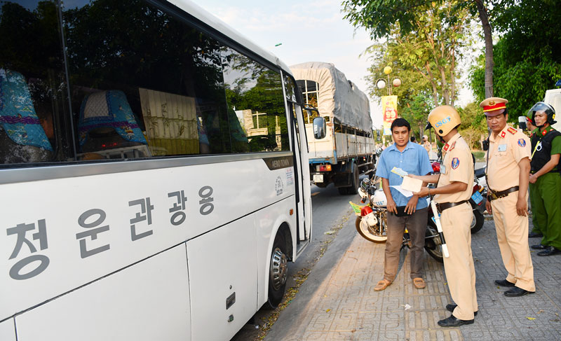 Cảnh sát giao thông kiểm tra xe quá khổ, quá tải trên quốc lộ 60, đoạn TP. Bến Tre. Ảnh: Hữu Hiệp