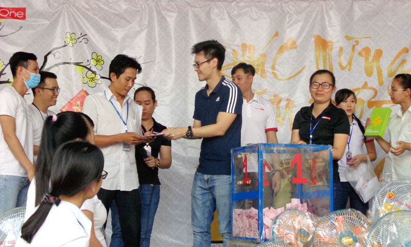 Công nhân ở hai khu công nghiệp trở lại lao động bình thường Công ty TNHH May mặc Alliance One tổ chức bốc thăm tặng cùa cho công nhân lao động. Ảnh: Trần Quốc