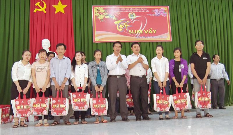 Chăm lo người lao động trong dịp Tết Trao quà cho công nhân lao động tham gia chương trình “Tết sum vầy”. Ảnh: N.Hiệp