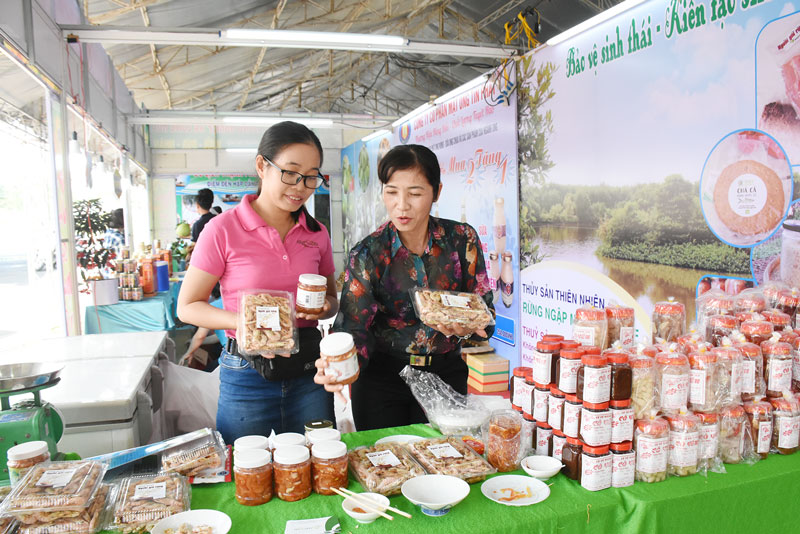 Sản phẩm nông sản đặc sản của Bến Tre được trưng bày tại Hội chợ OCOP TP. Hồ Chí Minh vào cuối tháng 1-2019.