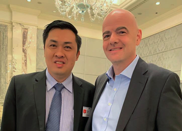 Phó chủ tịch VFF Cao Văn Chóng gặp gỡ Chủ tịch FIFA Gianni Infantino tại Hội nghị. Ảnh: VFF