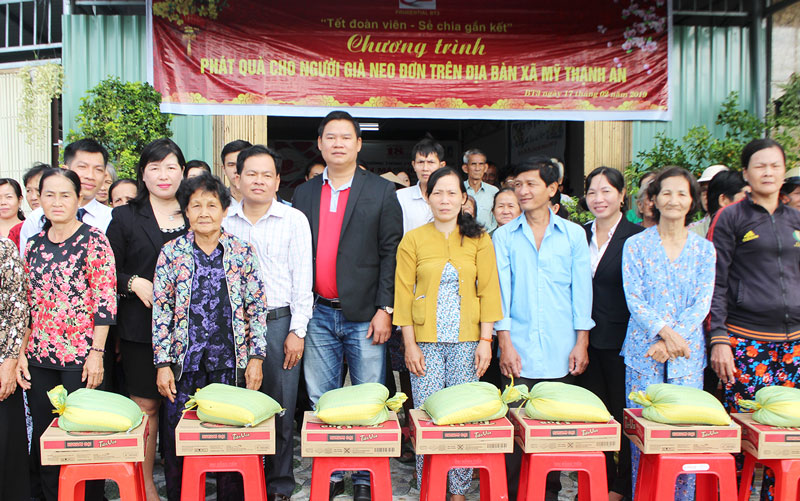Trao quà hỗ trợ cho người già neo đơn Trao quà hỗ trợ cho người già neo đơn tại xã Mỹ Thạnh An. Ảnh: H. Đức